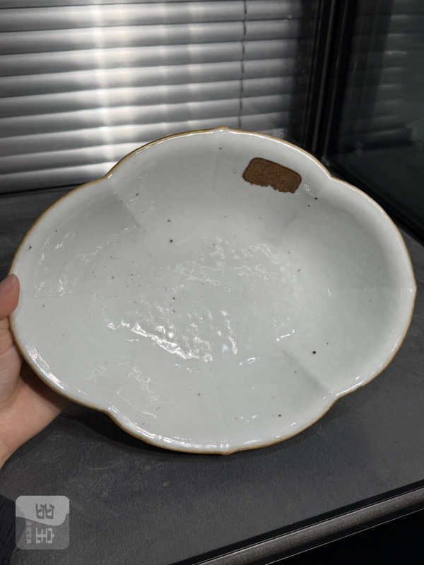 清晚期粉彩无双谱人物诗文海棠形供碗 - 图7